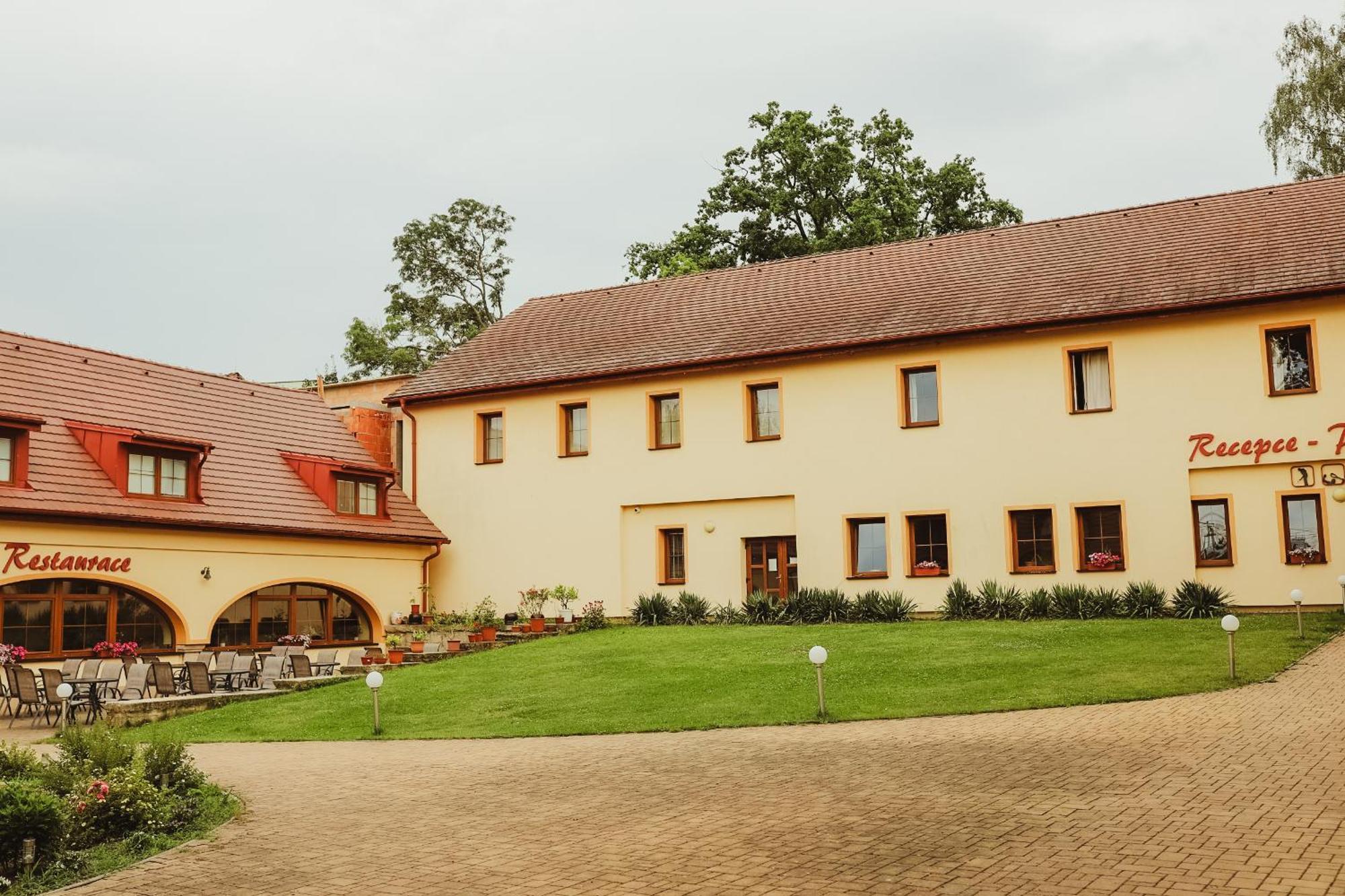 Hotel Sport - Relax Buky à Františkovy Lázně Extérieur photo